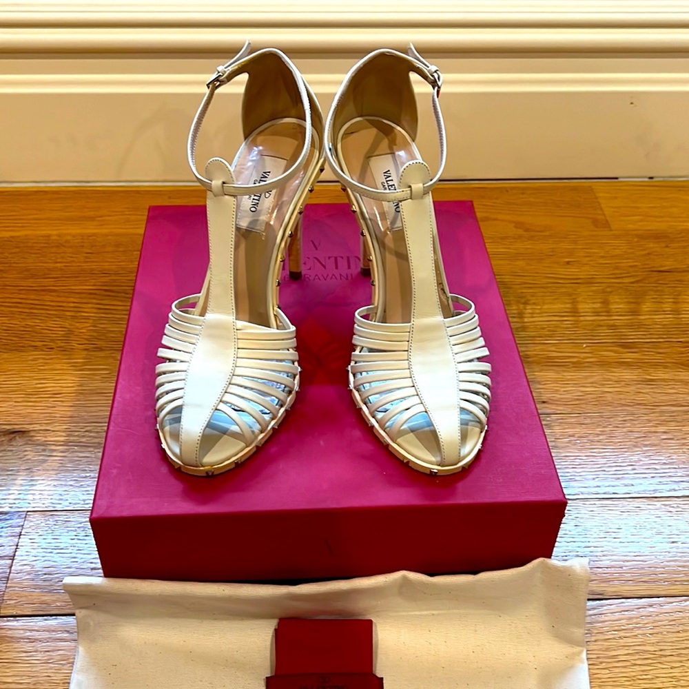 Beautiful Valentino Garavani off shite leather shoes.
